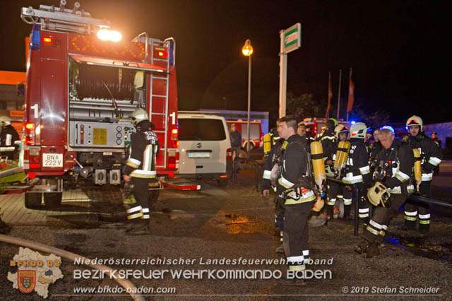 20190512 Großbrand mit gefährlichen Detonationen bei einem Autohaus im Gewerbegebiet Tribuswinkel-Oeynhausen   Foto: © Stefan Schneider