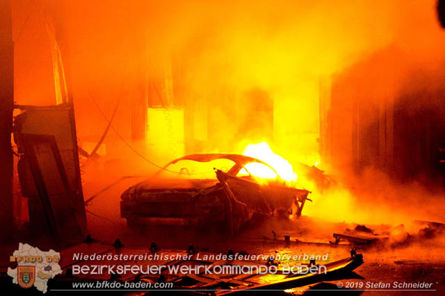 20190512 Großbrand mit gefährlichen Detonationen bei einem Autohaus im Gewerbegebiet Tribuswinkel-Oeynhausen Foto: © Stefan Schneider 20190512 Großbrand mit gefährlichen Detonationen bei einem Autohaus im Gewerbegebiet Tribuswinkel-Oeynhausen Foto: © Stefan Schneider