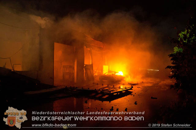 20190512 Großbrand mit gefährlichen Detonationen bei einem Autohaus im Gewerbegebiet Tribuswinkel-Oeynhausen   Foto: © Stefan Schneider