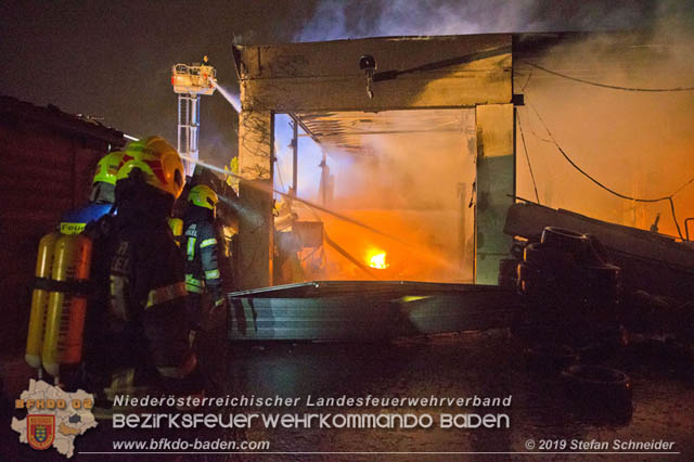 20190512 Großbrand mit gefährlichen Detonationen bei einem Autohaus im Gewerbegebiet Tribuswinkel-Oeynhausen   Foto: © Stefan Schneider