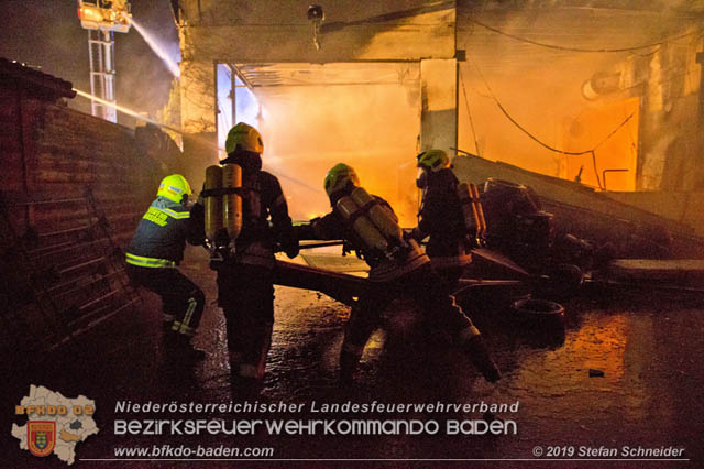 20190512 Großbrand mit gefährlichen Detonationen bei einem Autohaus im Gewerbegebiet Tribuswinkel-Oeynhausen   Foto: © Stefan Schneider