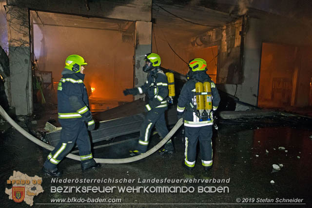 20190512 Großbrand mit gefährlichen Detonationen bei einem Autohaus im Gewerbegebiet Tribuswinkel-Oeynhausen   Foto: © Stefan Schneider