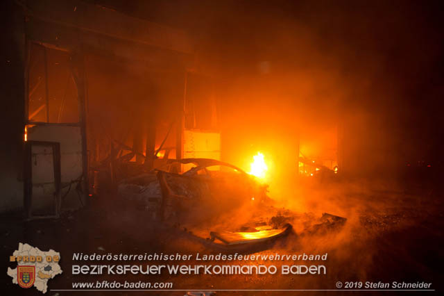 20190512 Großbrand mit gefährlichen Detonationen bei einem Autohaus im Gewerbegebiet Tribuswinkel-Oeynhausen   Foto: © Stefan Schneider