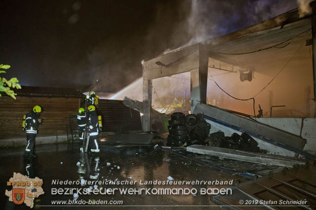 20190512 Großbrand mit gefährlichen Detonationen bei einem Autohaus im Gewerbegebiet Tribuswinkel-Oeynhausen   Foto: © Stefan Schneider