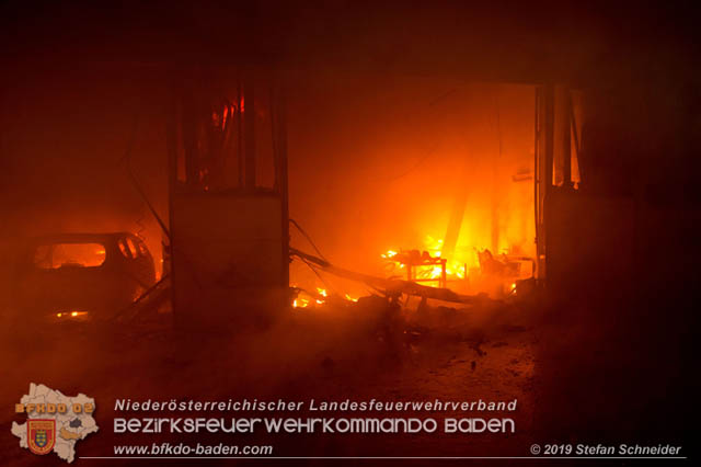 20190512 Großbrand mit gefährlichen Detonationen bei einem Autohaus im Gewerbegebiet Tribuswinkel-Oeynhausen   Foto: © Stefan Schneider