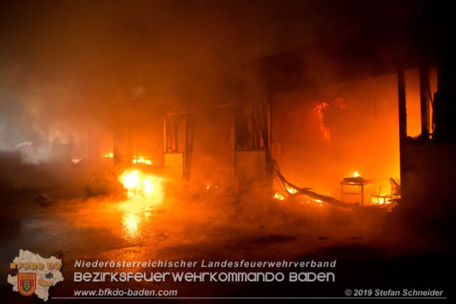 20190512 Großbrand mit gefährlichen Detonationen bei einem Autohaus im Gewerbegebiet Tribuswinkel-Oeynhausen   Foto: © Stefan Schneider