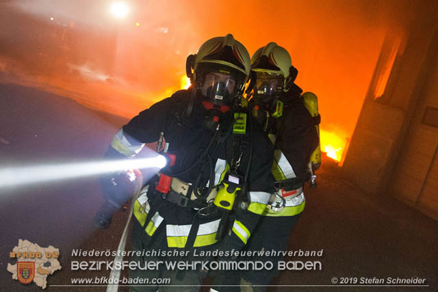 20190512 Großbrand mit gefährlichen Detonationen bei einem Autohaus im Gewerbegebiet Tribuswinkel-Oeynhausen   Foto: © Stefan Schneider