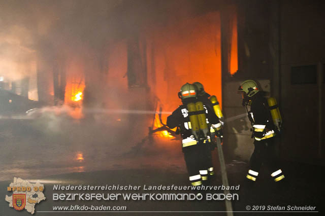 20190512 Großbrand mit gefährlichen Detonationen bei einem Autohaus im Gewerbegebiet Tribuswinkel-Oeynhausen   Foto: © Stefan Schneider