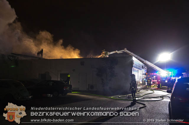 20190512 Großbrand mit gefährlichen Detonationen bei einem Autohaus im Gewerbegebiet Tribuswinkel-Oeynhausen   Foto: © Stefan Schneider