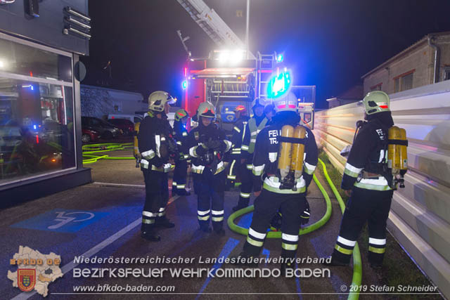 20190512 Großbrand mit gefährlichen Detonationen bei einem Autohaus im Gewerbegebiet Tribuswinkel-Oeynhausen   Foto: © Stefan Schneider