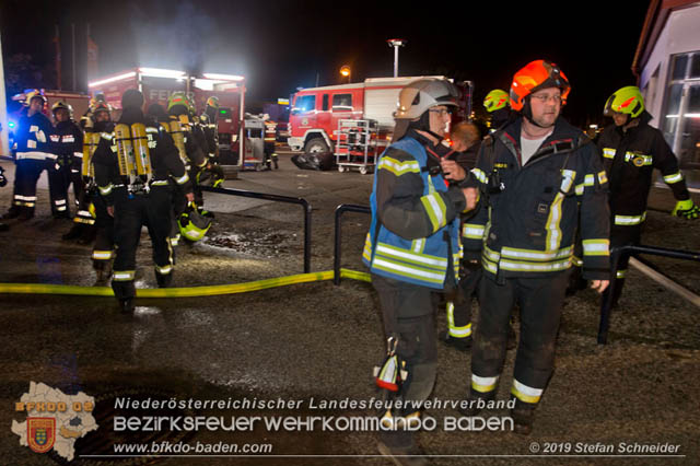 20190512 Großbrand mit gefährlichen Detonationen bei einem Autohaus im Gewerbegebiet Tribuswinkel-Oeynhausen   Foto: © Stefan Schneider