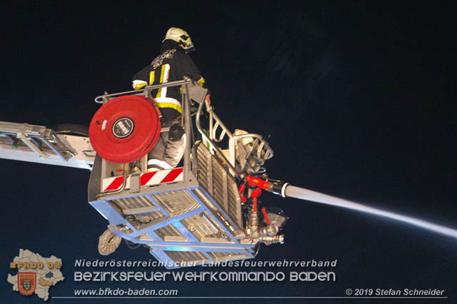 20190512 Großbrand mit gefährlichen Detonationen bei einem Autohaus im Gewerbegebiet Tribuswinkel-Oeynhausen Foto: © Stefan Schneider 20190512 Großbrand mit gefährlichen Detonationen bei einem Autohaus im Gewerbegebiet Tribuswinkel-Oeynhausen Foto: © Stefan Schneider