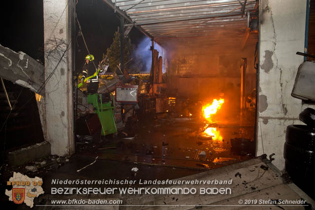 20190512 Großbrand mit gefährlichen Detonationen bei einem Autohaus im Gewerbegebiet Tribuswinkel-Oeynhausen   Foto: © Stefan Schneider