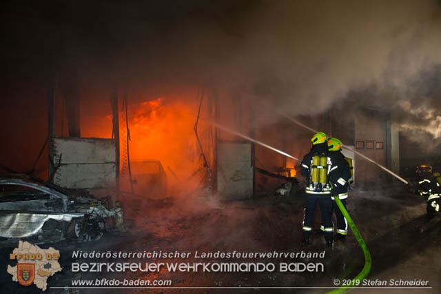 20190512 Großbrand mit gefährlichen Detonationen bei einem Autohaus im Gewerbegebiet Tribuswinkel-Oeynhausen   Foto: © Stefan Schneider