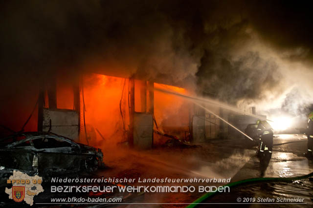 20190512 Großbrand mit gefährlichen Detonationen bei einem Autohaus im Gewerbegebiet Tribuswinkel-Oeynhausen   Foto: © Stefan Schneider