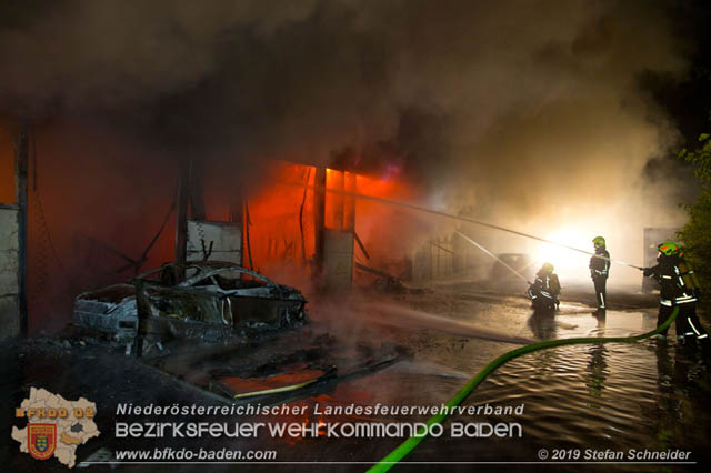 20190512 Großbrand mit gefährlichen Detonationen bei einem Autohaus im Gewerbegebiet Tribuswinkel-Oeynhausen   Foto: © Stefan Schneider