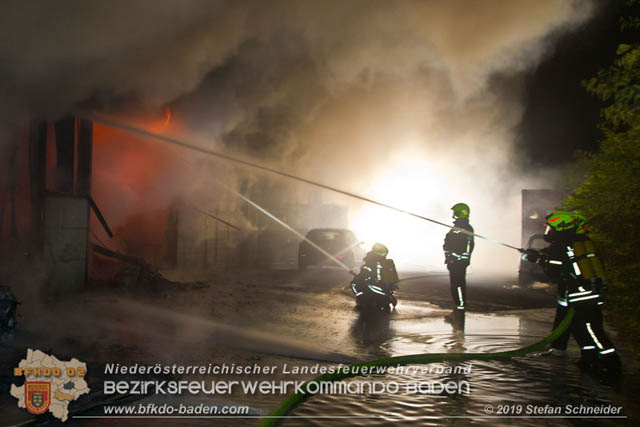 20190512 Großbrand mit gefährlichen Detonationen bei einem Autohaus im Gewerbegebiet Tribuswinkel-Oeynhausen   Foto: © Stefan Schneider