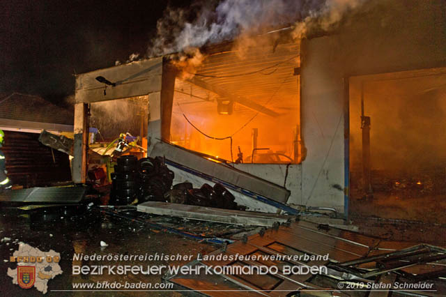 20190512 Großbrand mit gefährlichen Detonationen bei einem Autohaus im Gewerbegebiet Tribuswinkel-Oeynhausen   Foto: © Stefan Schneider