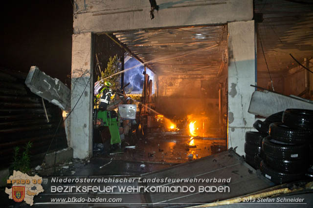 20190512 Großbrand mit gefährlichen Detonationen bei einem Autohaus im Gewerbegebiet Tribuswinkel-Oeynhausen   Foto: © Stefan Schneider