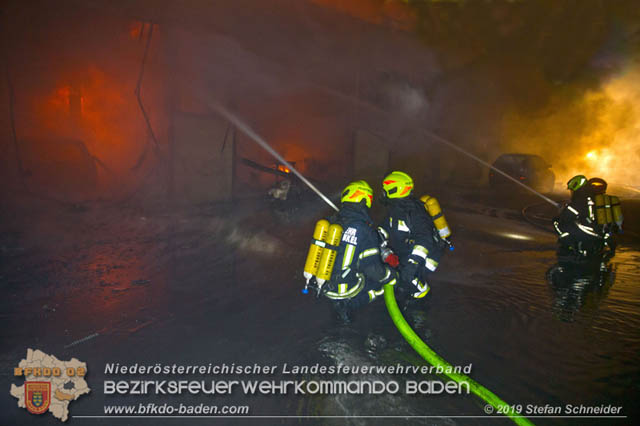 20190512 Großbrand mit gefährlichen Detonationen bei einem Autohaus im Gewerbegebiet Tribuswinkel-Oeynhausen   Foto: © Stefan Schneider