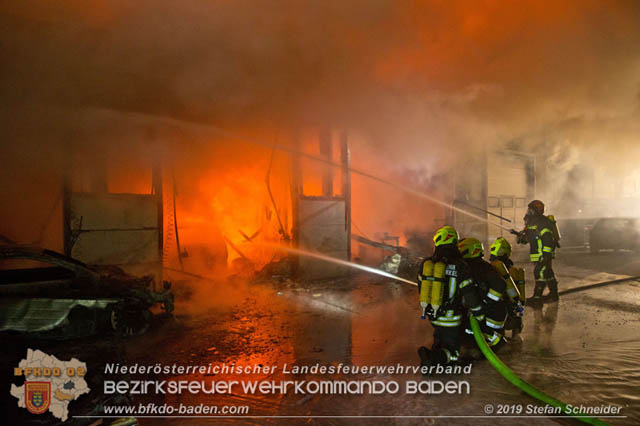 20190512 Großbrand mit gefährlichen Detonationen bei einem Autohaus im Gewerbegebiet Tribuswinkel-Oeynhausen   Foto: © Stefan Schneider