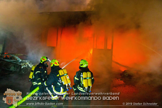 20190512 Großbrand mit gefährlichen Detonationen bei einem Autohaus im Gewerbegebiet Tribuswinkel-Oeynhausen   Foto: © Stefan Schneider