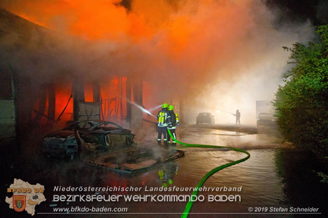 20190512 Großbrand mit gefährlichen Detonationen bei einem Autohaus im Gewerbegebiet Tribuswinkel-Oeynhausen   Foto: © Stefan Schneider