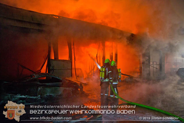 20190512 Großbrand mit gefährlichen Detonationen bei einem Autohaus im Gewerbegebiet Tribuswinkel-Oeynhausen   Foto: © Stefan Schneider