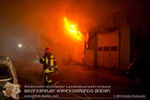 20190512 Großbrand mit gefährlichen Detonationen bei einem Autohaus im Gewerbegebiet Tribuswinkel-Oeynhausen   Foto: © Stefan Schneider