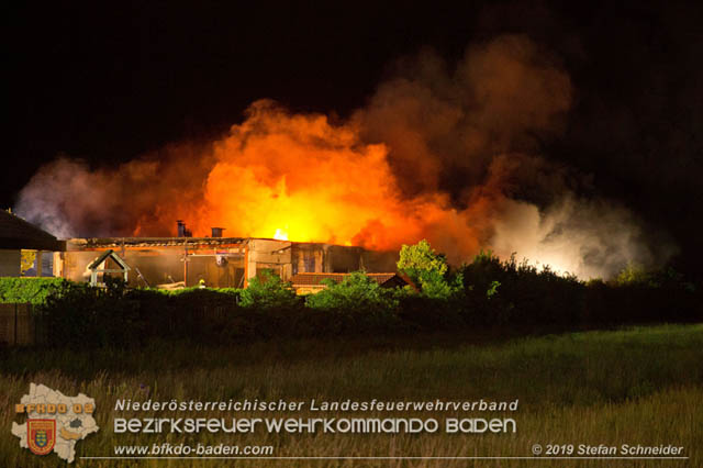 20190512 Großbrand mit gefährlichen Detonationen bei einem Autohaus im Gewerbegebiet Tribuswinkel-Oeynhausen   Foto: © Stefan Schneider