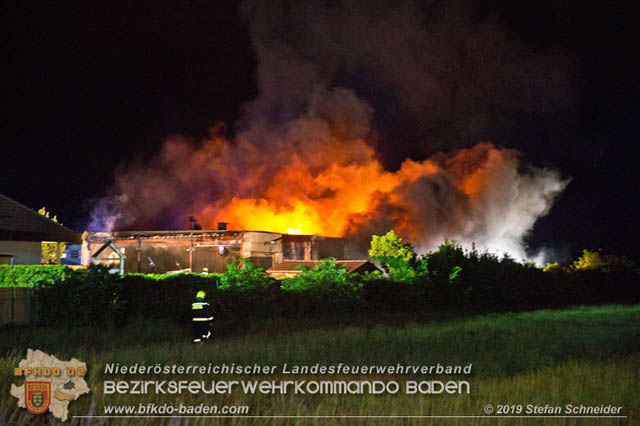 20190512 Großbrand mit gefährlichen Detonationen bei einem Autohaus im Gewerbegebiet Tribuswinkel-Oeynhausen Foto: © Stefan Schneider 20190512 Großbrand mit gefährlichen Detonationen bei einem Autohaus im Gewerbegebiet Tribuswinkel-Oeynhausen Foto: © Stefan Schneider
