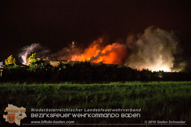 20190512 Großbrand mit gefährlichen Detonationen bei einem Autohaus im Gewerbegebiet Tribuswinkel-Oeynhausen   Foto: © Stefan Schneider