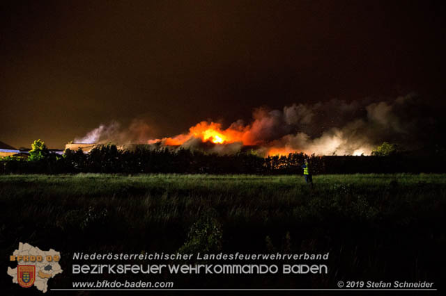 20190512 Großbrand mit gefährlichen Detonationen bei einem Autohaus im Gewerbegebiet Tribuswinkel-Oeynhausen   Foto: © Stefan Schneider