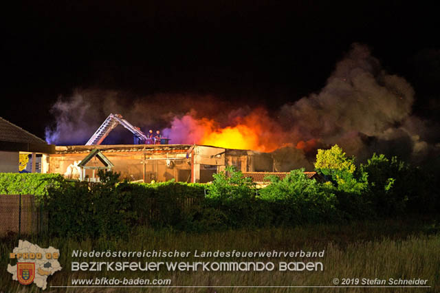 20190512 Großbrand mit gefährlichen Detonationen bei einem Autohaus im Gewerbegebiet Tribuswinkel-Oeynhausen   Foto: © Stefan Schneider