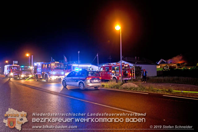 20190512 Großbrand mit gefährlichen Detonationen bei einem Autohaus im Gewerbegebiet Tribuswinkel-Oeynhausen Foto: © Stefan Schneider 20190512 Großbrand mit gefährlichen Detonationen bei einem Autohaus im Gewerbegebiet Tribuswinkel-Oeynhausen Foto: © Stefan Schneider