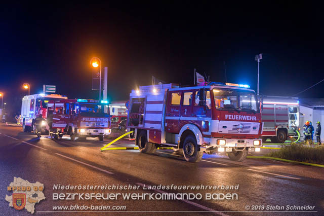 20190512 Großbrand mit gefährlichen Detonationen bei einem Autohaus im Gewerbegebiet Tribuswinkel-Oeynhausen   Foto: © Stefan Schneider