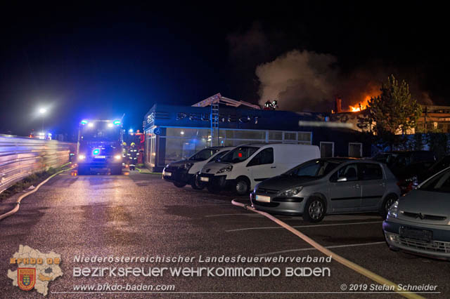 20190512 Großbrand mit gefährlichen Detonationen bei einem Autohaus im Gewerbegebiet Tribuswinkel-Oeynhausen   Foto: © Stefan Schneider