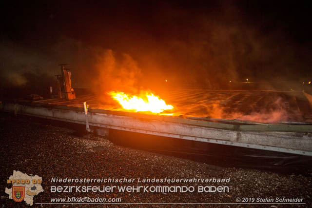 20190512 Großbrand mit gefährlichen Detonationen bei einem Autohaus im Gewerbegebiet Tribuswinkel-Oeynhausen   Foto: © Stefan Schneider