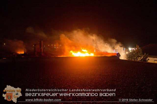 20190512 Großbrand mit gefährlichen Detonationen bei einem Autohaus im Gewerbegebiet Tribuswinkel-Oeynhausen   Foto: © Stefan Schneider