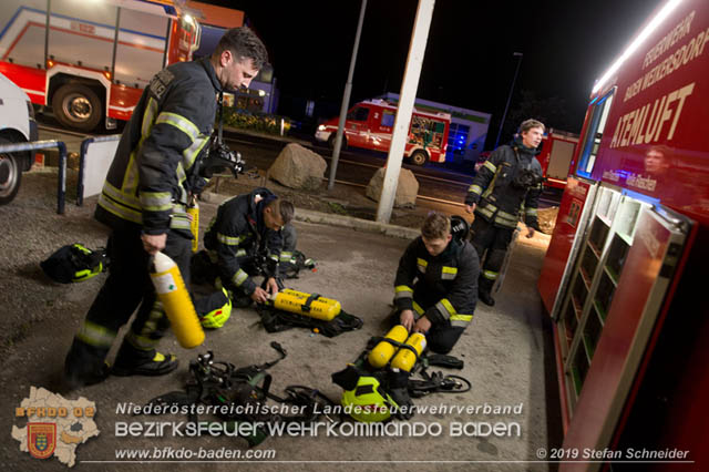 20190512 Großbrand mit gefährlichen Detonationen bei einem Autohaus im Gewerbegebiet Tribuswinkel-Oeynhausen   Foto: © Stefan Schneider