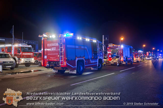 20190512 Großbrand mit gefährlichen Detonationen bei einem Autohaus im Gewerbegebiet Tribuswinkel-Oeynhausen   Foto: © Stefan Schneider