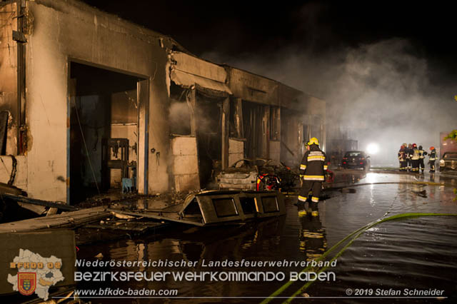 20190512 Großbrand mit gefährlichen Detonationen bei einem Autohaus im Gewerbegebiet Tribuswinkel-Oeynhausen   Foto: © Stefan Schneider