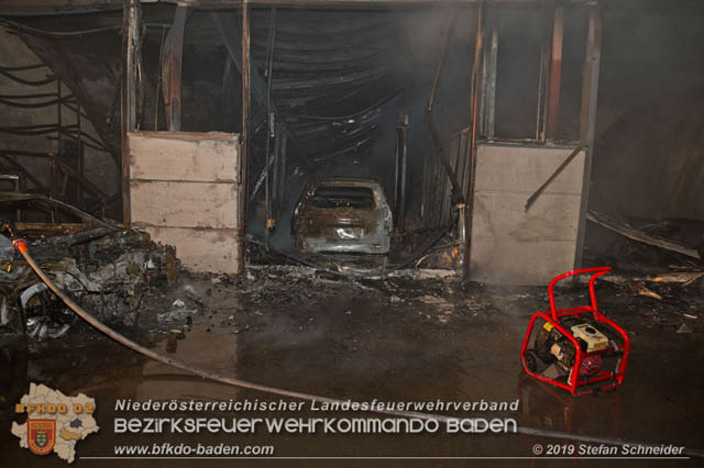 20190512 Großbrand mit gefährlichen Detonationen bei einem Autohaus im Gewerbegebiet Tribuswinkel-Oeynhausen Foto: © Stefan Schneider 20190512 Großbrand mit gefährlichen Detonationen bei einem Autohaus im Gewerbegebiet Tribuswinkel-Oeynhausen Foto: © Stefan Schneider