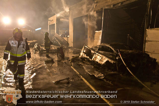 20190512 Großbrand mit gefährlichen Detonationen bei einem Autohaus im Gewerbegebiet Tribuswinkel-Oeynhausen   Foto: © Stefan Schneider