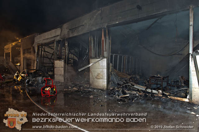 20190512 Großbrand mit gefährlichen Detonationen bei einem Autohaus im Gewerbegebiet Tribuswinkel-Oeynhausen   Foto: © Stefan Schneider