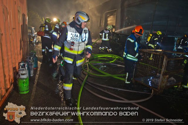 20190512 Großbrand mit gefährlichen Detonationen bei einem Autohaus im Gewerbegebiet Tribuswinkel-Oeynhausen   Foto: © Stefan Schneider