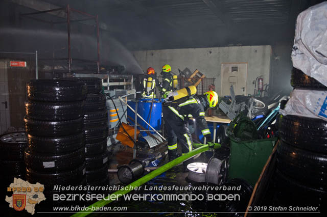 20190512 Großbrand mit gefährlichen Detonationen bei einem Autohaus im Gewerbegebiet Tribuswinkel-Oeynhausen   Foto: © Stefan Schneider