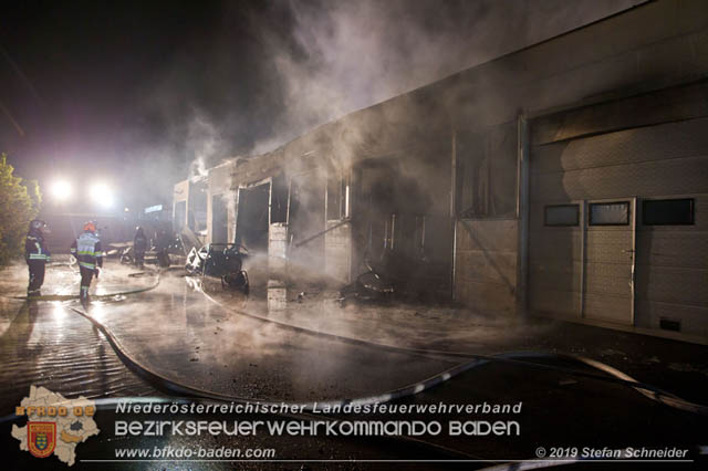 20190512 Großbrand mit gefährlichen Detonationen bei einem Autohaus im Gewerbegebiet Tribuswinkel-Oeynhausen   Foto: © Stefan Schneider