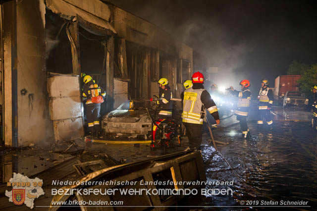 20190512 Großbrand mit gefährlichen Detonationen bei einem Autohaus im Gewerbegebiet Tribuswinkel-Oeynhausen   Foto: © Stefan Schneider