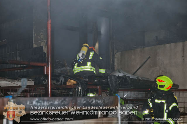 20190512 Großbrand mit gefährlichen Detonationen bei einem Autohaus im Gewerbegebiet Tribuswinkel-Oeynhausen   Foto: © Stefan Schneider